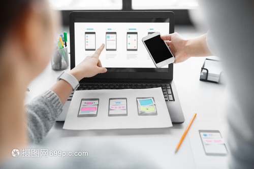 應(yīng)用程序,技術(shù)商業(yè)網(wǎng)頁師開發(fā)人員與筆記本電腦智能手機工作的用戶界布局辦公室網(wǎng)頁師智能手機用戶界